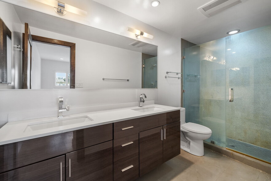 Building Photo - 8550 Holloway Dr