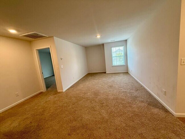 Building Photo - 13023 Newburgh Green Dr