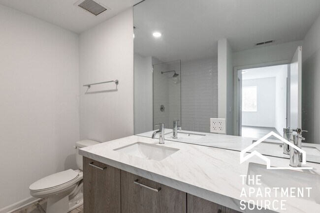 Building Photo - South Loop 3 bed 2 bath -- Updated Kitchen, HUGE Floorplan