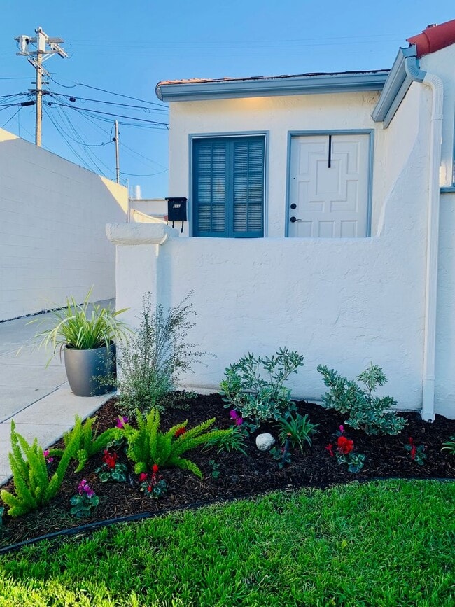 Building Photo - Spectacular location very close to the beach, San Clemente Pier and Del Mar Shopping Street!