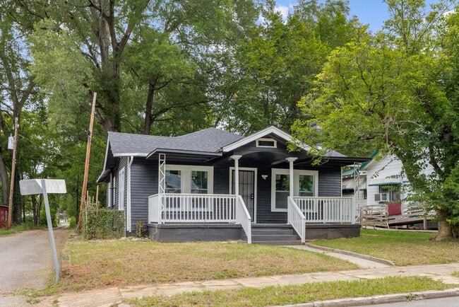 Building Photo - Newly Renovated 4 Bedroom 2 Bathroom Home