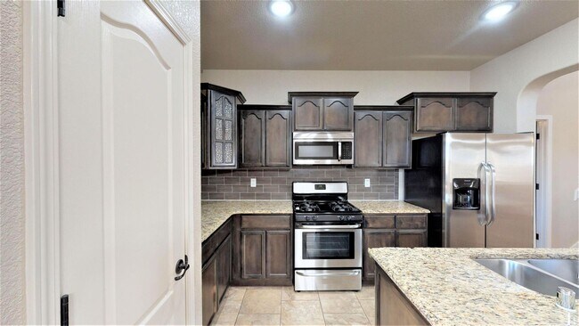 Building Photo - Stunning home 3 bedroom, 2.5 bathroom in West El Paso!