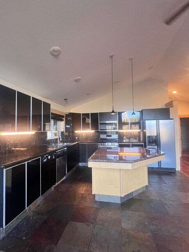 Building Photo - Long Term Lease available near Glenshire- $3800