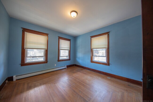 Building Photo - 32 Linnell St