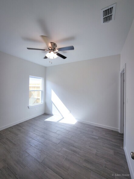 Building Photo - 1404 W Platinum Dr