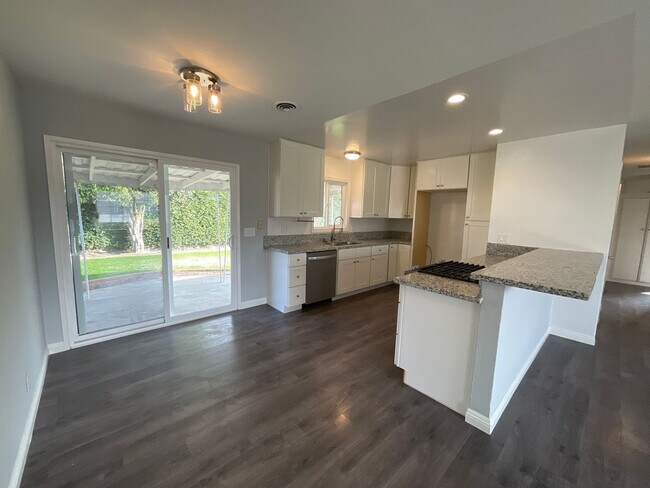 Building Photo - 3 Bedroom 2 Bathroom Single Story Home