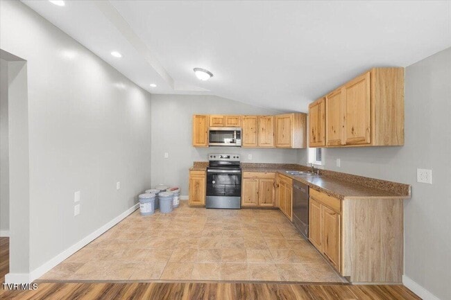 Building Photo - 411 S Hill St