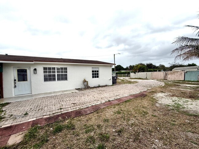 Building Photo - 1501 Meridian Rd