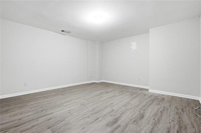 Building Photo - 6199 Thorncrest Dr