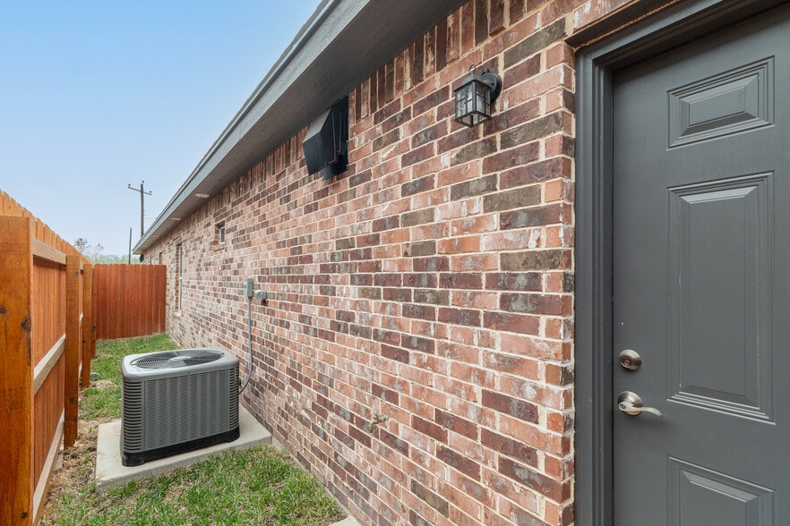 Building Photo - 1007 Hidden Hills St