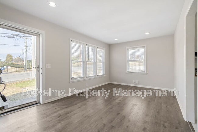 Building Photo - 802 Ramsey St