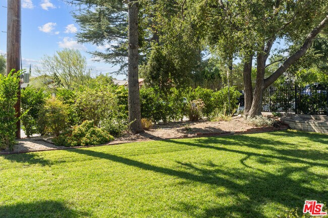 Building Photo - 4824 La Canada Blvd