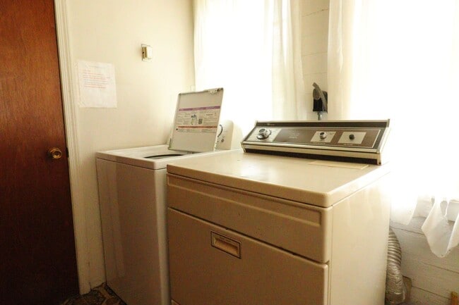 Building Photo - 2nd Floor 2 Bedroom Apartment