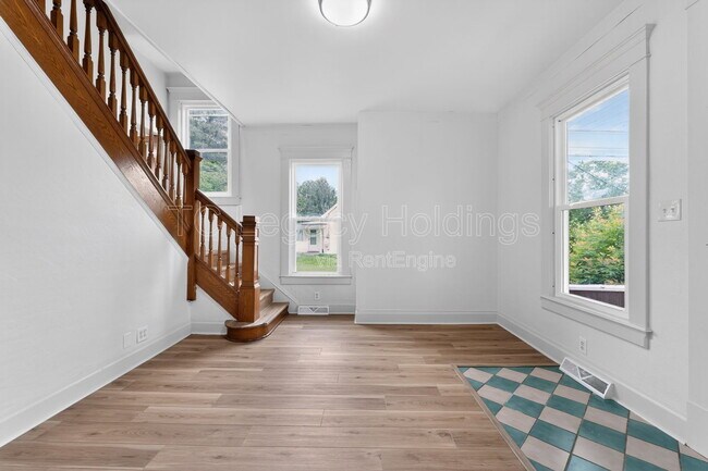 Building Photo - 1527 Farland Ave