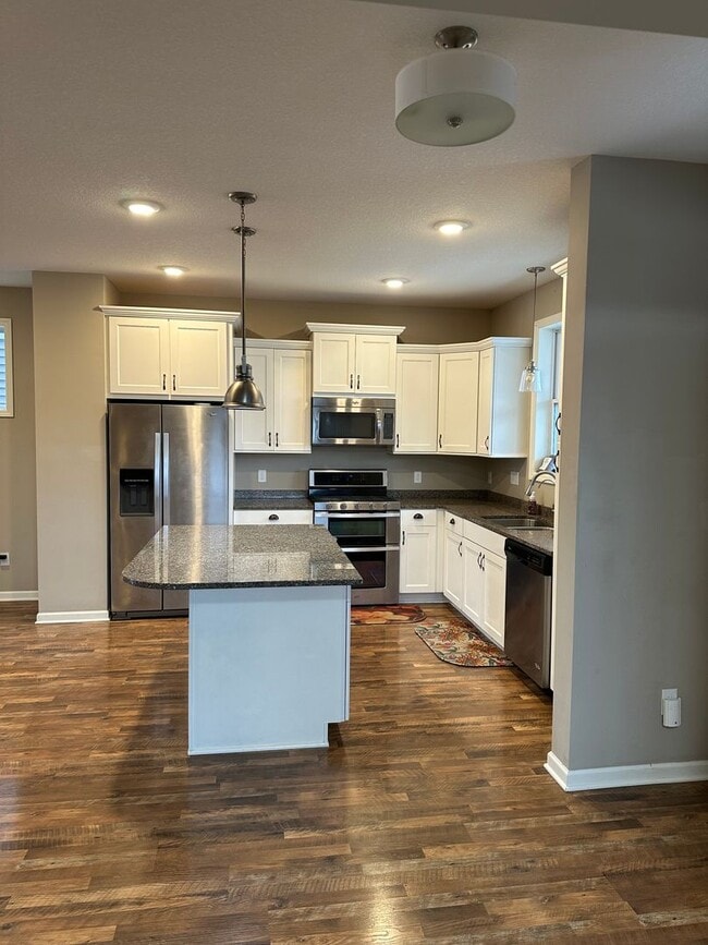 Building Photo - Beautiful 3 bed 3 bath home in the heart of Eden prairie!