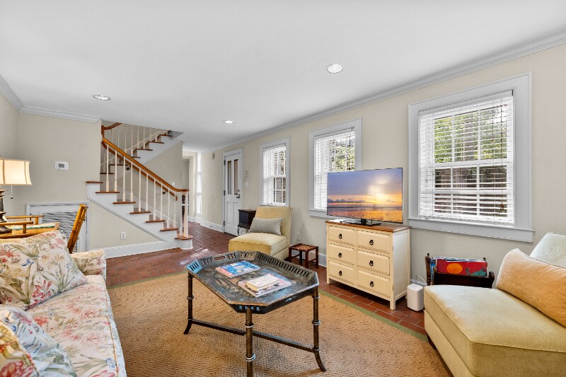 Building Photo - 69 Anson St