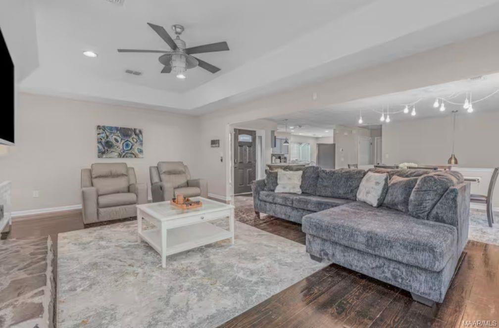 Building Photo - 14 Creek Dr