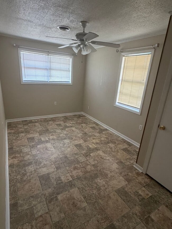 Building Photo - 3 Bedroom, 1.5 Bathroom, Brick Home with large yard, and garage