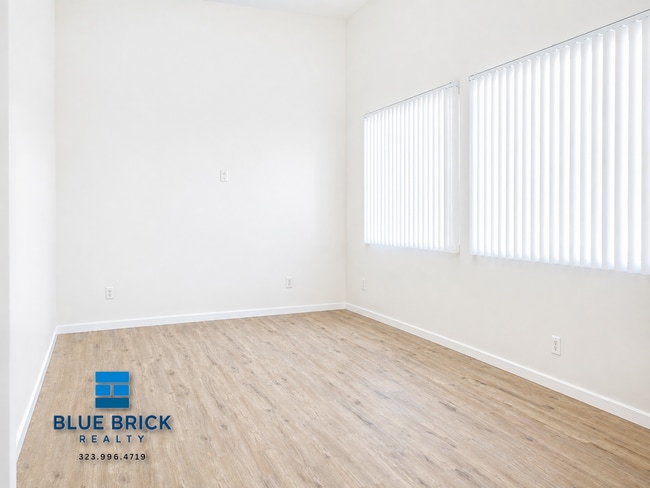 Building Photo - 13441 Vanowen St