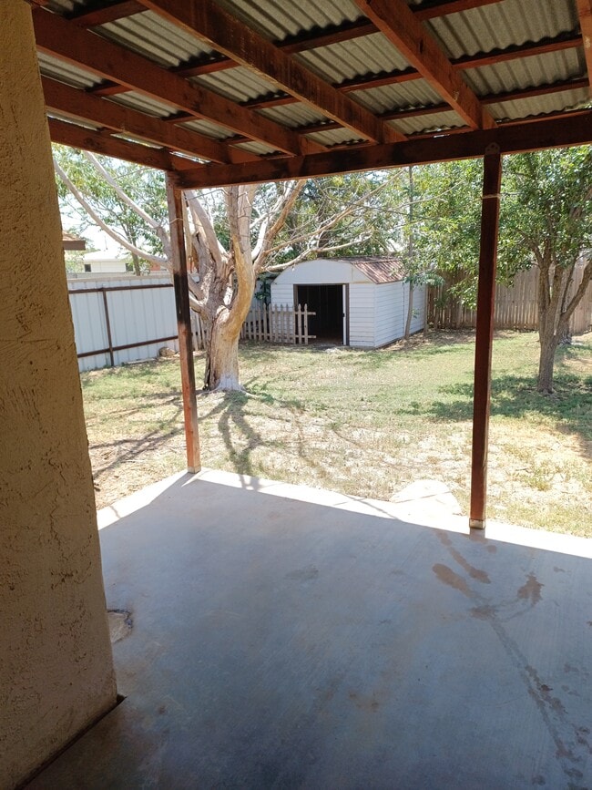 Building Photo - 601 Prairieview Dr