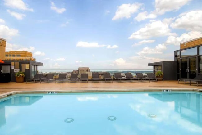 Building Photo - 1405 S Fern St