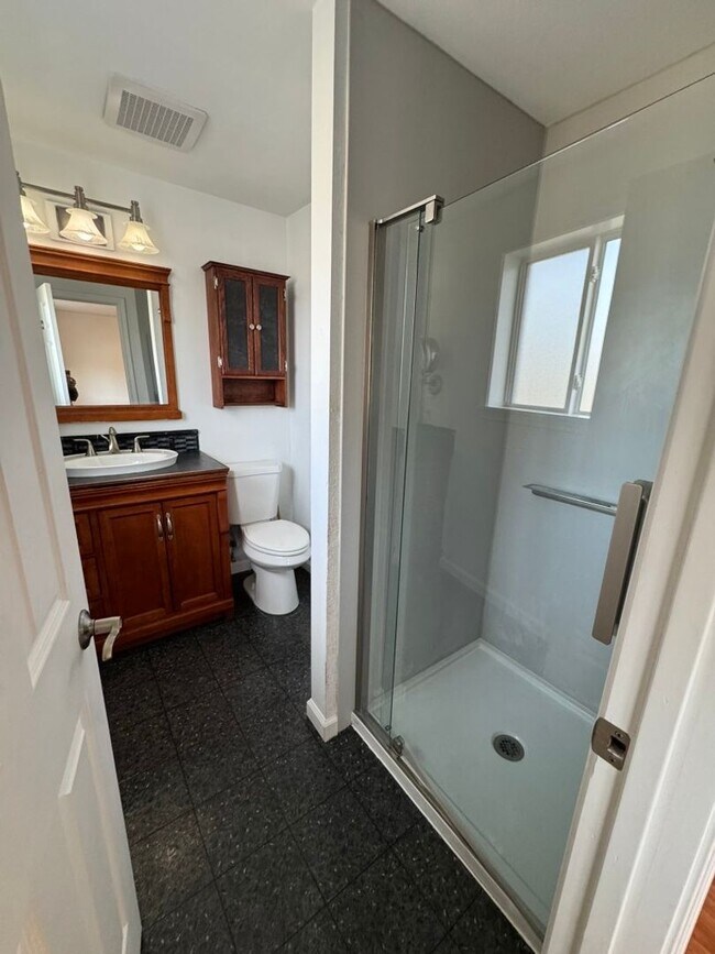 Building Photo - 4Bd/2.25Ba Kent House