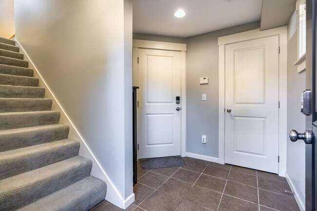 Building Photo - 2bd/2.5ba Seattle Townhome