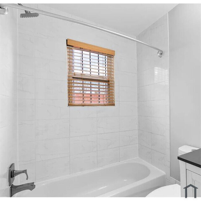 Building Photo - 443 20th St NE