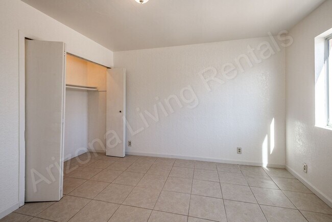 Building Photo - ROOS3823