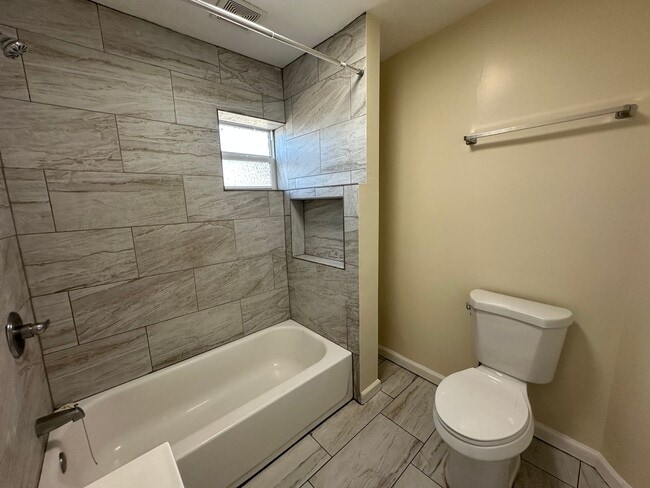 Building Photo - Beautifully Remodeled 2 Bed 1 Bath House