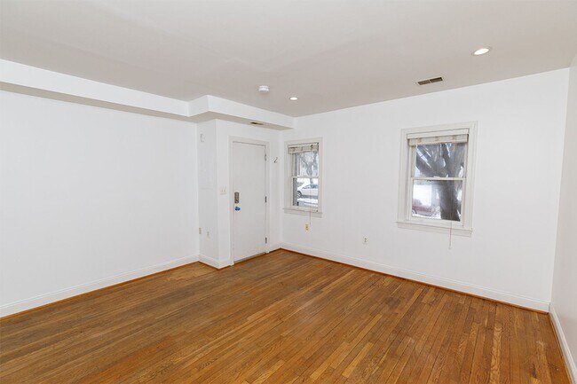 Building Photo - Conveniently Located 1 Bedroom Plus Den in Brookland