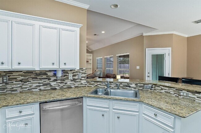 Building Photo - "Charming 3-Bed Sanctuary with Granite Countertops & Cozy Fireplace on Colonial Drive!"