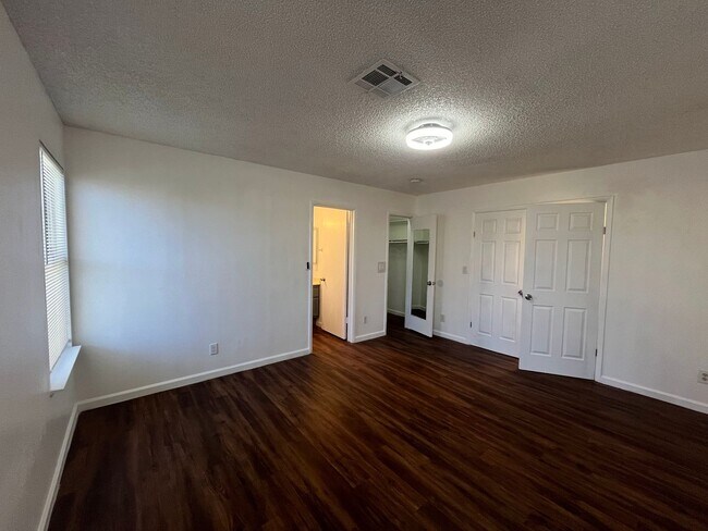Building Photo - Bright & Beautifully Renovated 3 Bed, 2 Ba...