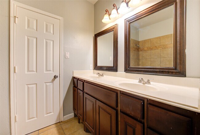 Building Photo - 5527 Gatesprings Ln