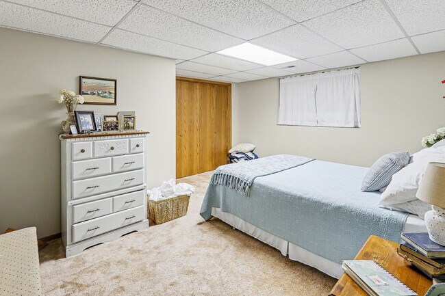 Building Photo - For Rent – 4 Bedroom Home in Sunset Hills, Pella