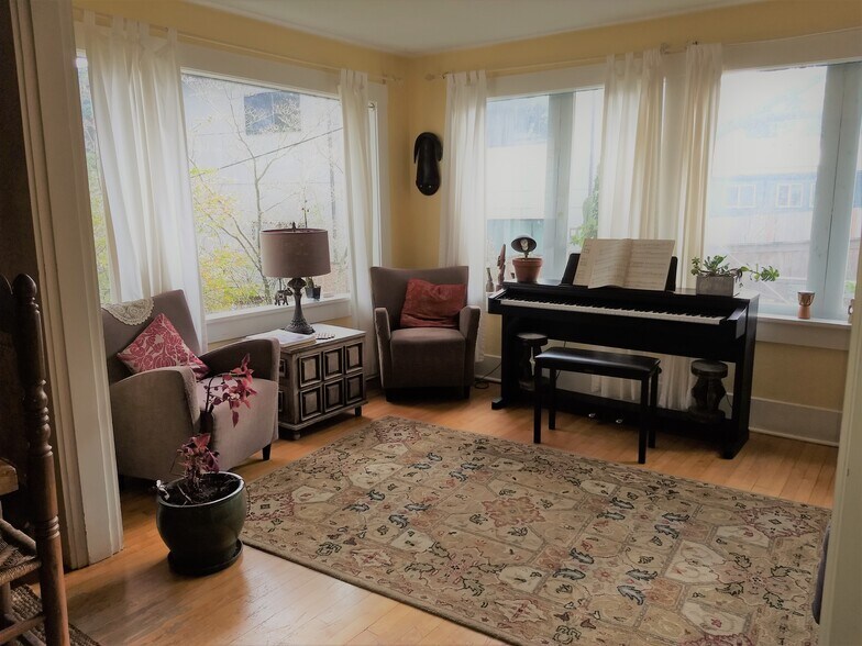 Sun room - 9727 Lake Shore Blvd NE