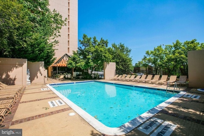Building Photo - 1BD/1.5BA | Potomac Views & Metro Steps Away