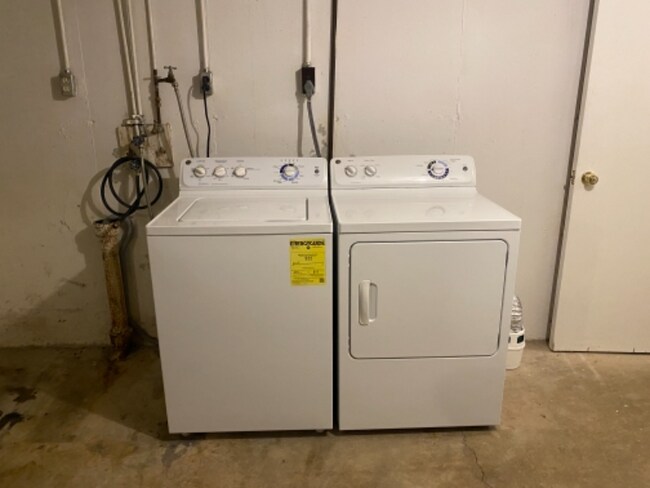 Building Photo - 7971 Royal Arms Ct