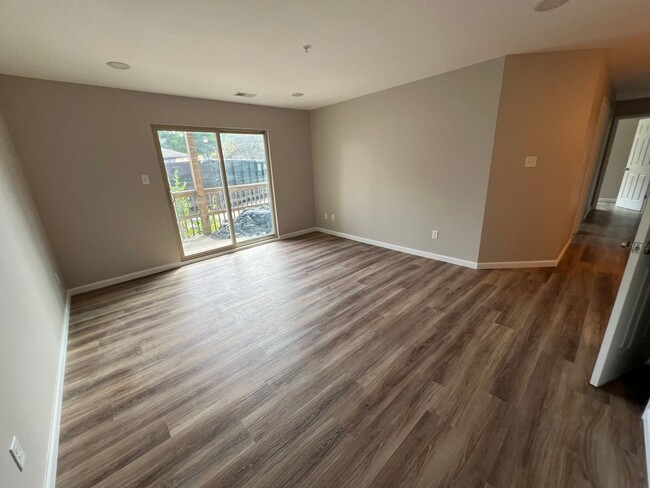 Building Photo - 3-Bedroom, 2-Bathroom Apartment on Bloomin...