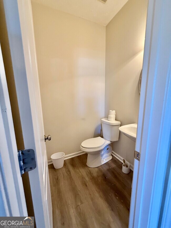 Building Photo - 6327 Ellenwood Dr