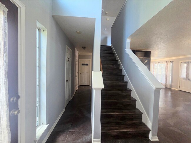 Building Photo - 16102 Mission Village Dr