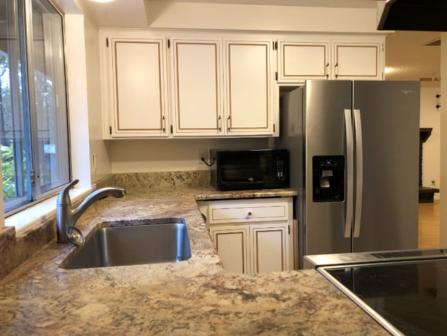 Building Photo - 946 Silver Lake Rd