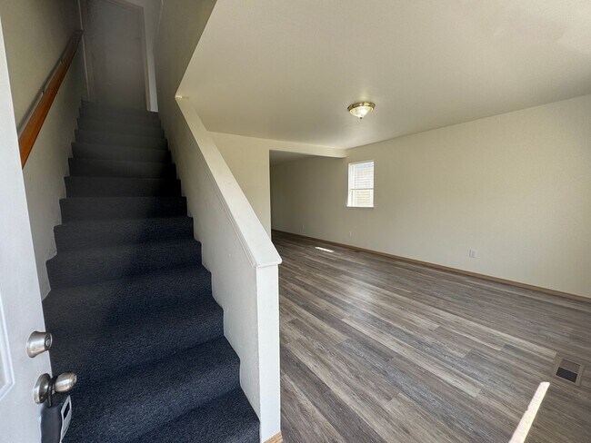 Building Photo - 2 Bed 1.5 Bath Unit!