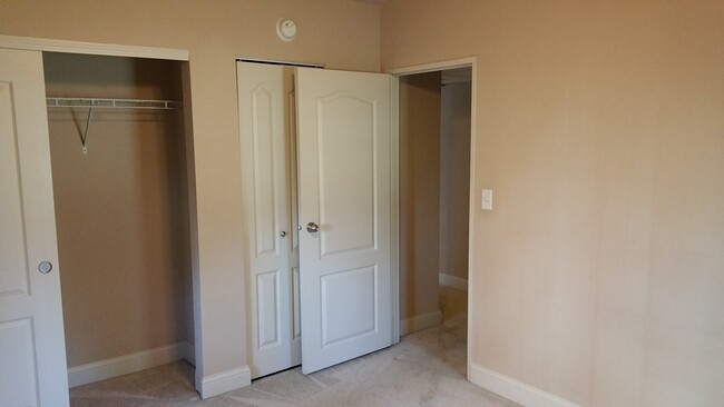 Building Photo - 1 bedroom, 1 bath upscale condo near UIHC ...