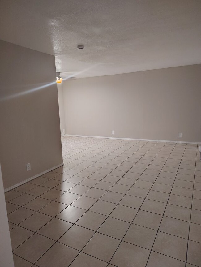 Building Photo - Recently updated 2 bed -1 bath aprox 800 sq ft 2nd and Montano