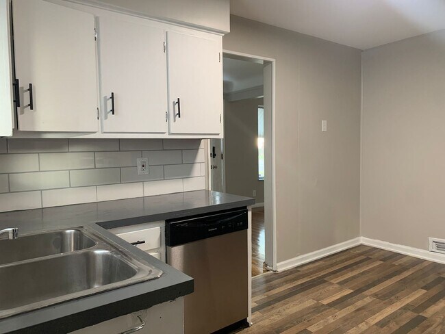 Building Photo - 5339 Elmwood Ave