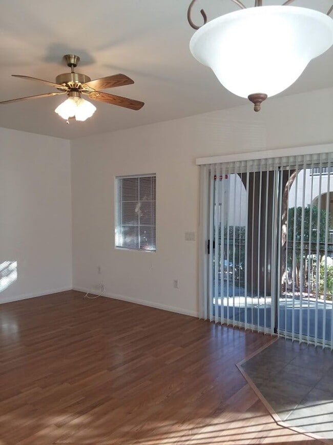 Building Photo - First floor unit in luxury gated Northwest...