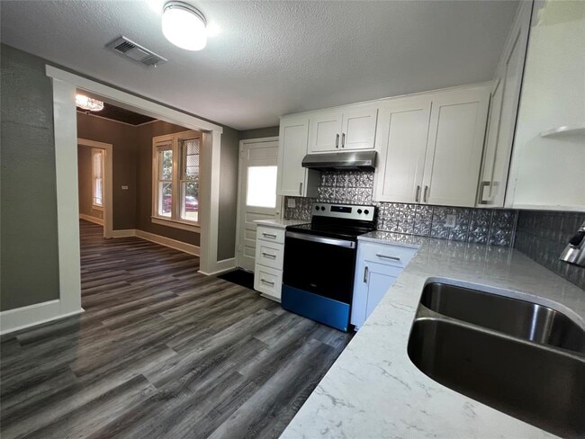 Building Photo - 810 Cecelia St