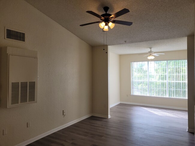 Building Photo - Wonderful 3rd floor 2 bedroom Condo!