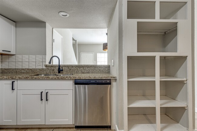 Building Photo - 8725 Victorian Village Dr